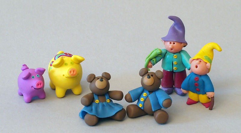 800px-Figurines_from_Clay_Critters